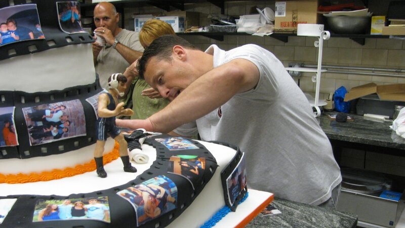 Joey works on Rob’s Grad Cake. – Bild: Discovery Communications Inc./​Carlin Cwik/​Carlin Cwik