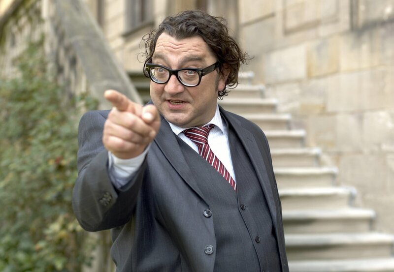 Der geprellte Baulöwe Canninenberg (Heiko Pinkowski) ist richtig sauer. – Bild: ARD Degeto/​Uwe Stratmann