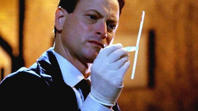 Detective Mac Taylor (Gary Sinise) findet am Tatort Papierfetzen, die ihn zum Tatverdächtigen führen. – Bild: TVNOW /​ CBS