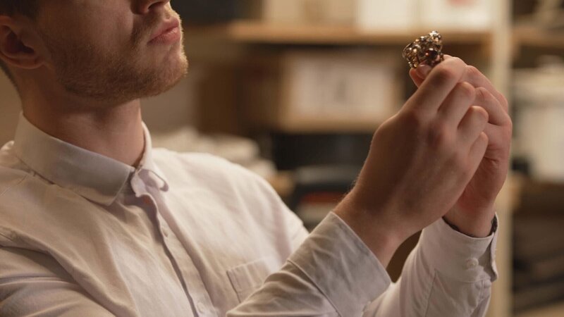 Person hält Schmuck in der Hand – Bild: RTL /​ SUNSHINE SEASON ONE INC. and SUNSHINE ONE PRODUCTION INC.