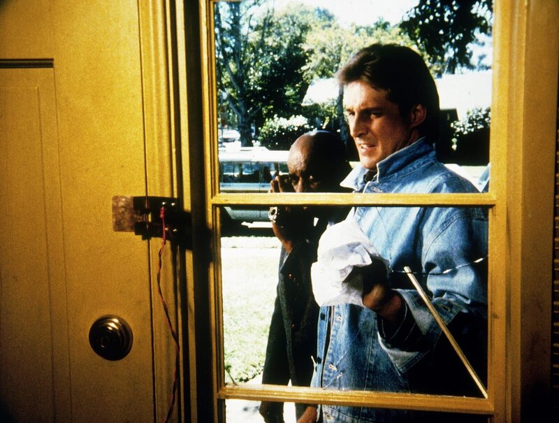 Lee (Bruce Boxleitner, r.) und Billy (Mel Stewart) dringen illegal in ein Haus ein – ein riskantes Unternehmen … – Bild: CBS Television