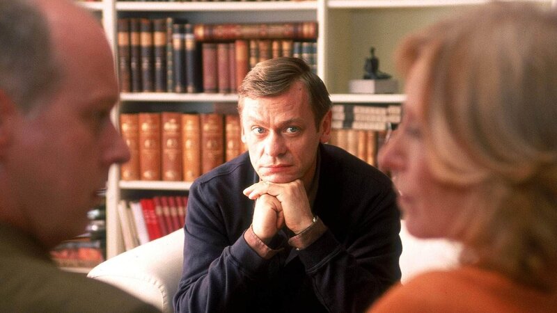 Anke (Maren Kroymann) und Hendrik (Gottfried Vollmer, li.) suchen einen Psychologen auf (Sylvester Groth), weil sie Probleme mit der Erziehung ihres Sohnes Basti haben. Der hat jedoch eher Bedenken, was den Zustand der Hegenbarth’schen Ehe betrifft … – Bild: RTL /​ Guido Engels