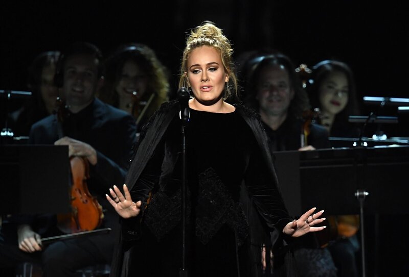 Auf ihrem neuen Album „30“ verarbeitet die britische Sängerin Adele die Trennung von ihrem Ex-Mann. – Bild: ORF/​ZDF Studios/​Entertain Me Production/​Kevin Winter/​Getty Images