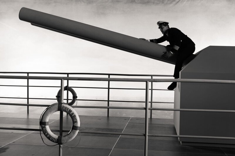 „Sketch History“ präsentiert das „War Boat“ und Admiralstabsoffizier Hansen (Holger Stockhaus). – Bild: Kai Schulz /​ ZDF