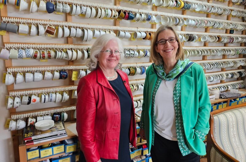 Ein komplettes Einfamilienhaus, das von Keller bis zum Dachboden mit Geschirr gefüllt ist, findet man in Elisabeth Hoffmanns (links) Geschirrbörse in Vettelschoß. Sie hat es sich zur Aufgabe gemacht, Geschirr in allen Formen und Farben zu sammeln, zu verkaufen und zu verleihen. So hat sie schon dem ein oder anderen Liebhaber helfen können, seine Sammlung komplett zu machen. Yvonne Willicks (r) hat sie besucht. – Bild: WDR/​Solis TV /​ WDR Kommunikation/​Redaktion Bild