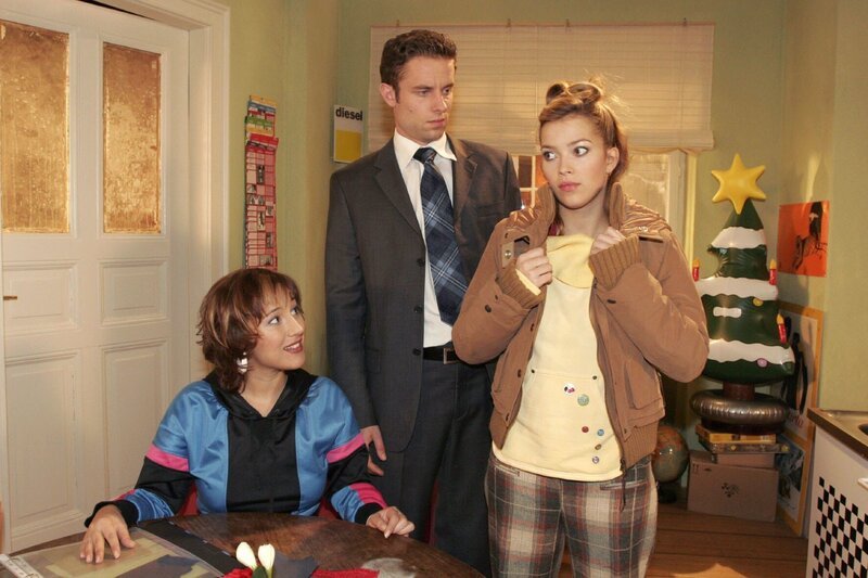 Yvonne (Bärbel Schleker, l.) muss mit ansehen, wie Max (Alexander Sternberg, M.) Hannah (Laura Osswald, r.) auflaufen lässt. – Bild: SAT.1 /​ Noreen Flynn Eigenproduktionsbild frei