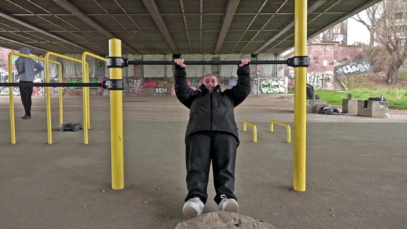 Leann testet den Outdoor-Sportplatz unter der Kurpfalzbrücke aus. Noch nicht einmal die kalten Temperaturen können sie aktuell davon abhalten, ihren Kampf gegen die Kilos durchzuziehen. – Bild: RTLZWEI