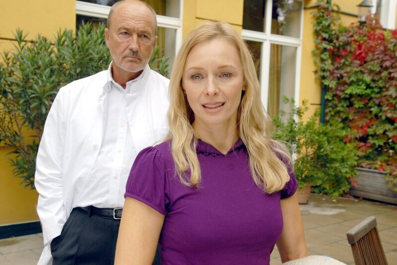 Miguel Herz-Kestranek (Dr. Heinz Wagner), Marita Marschall (Senta Wagner). – Bild: ORF/​SATEL/​Hubert Mican