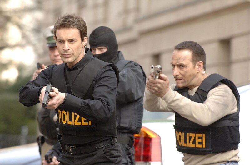 Chris (Gedeon Burkhard, li.) und Semir (Erdogan Atalay) sind entsetzt, als sich ein SEK“ler als Geiselnehmer entpuppt … – Bild: RTL /​ Guido Engels