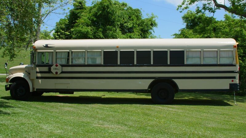The school bus Avery Williams and his family are converting into a tiny house for him in Venice, Louisiana as seen on Tiny House, Big Living. – Bild: Scripps Networks, LLC