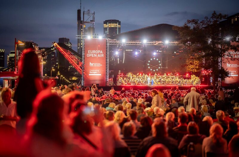 Zum Saison-Auftakt lädt das hr-Sinfonieorchester mit der Europäischen Zentralbank wieder zum „Europa Open Air“-Konzert. – Bild: HR/​Tim Wegner