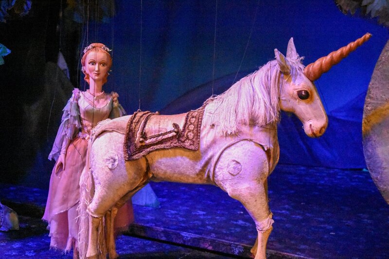 Weltkulturerbe im Weltkulturerbe. Die Technik des Spiels im Marionettentheater Schönbrunn ist so speziell, dass sie 2016 von der UNESCO in die Liste des immateriellen Weltkulturerbes aufgenommen wurde. – Bild: ORF/​Satel Film/​Eckehard Braun