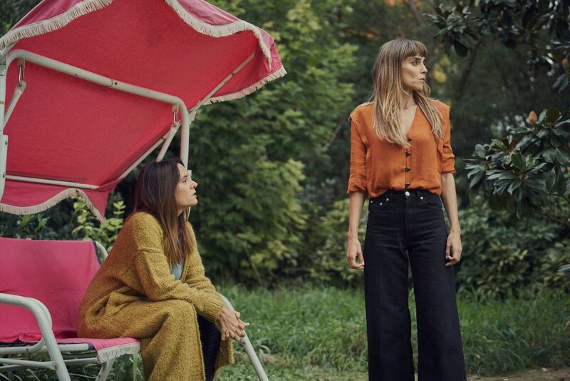 Yolanda (Eva Santolaria, li.) macht ihrer Freundin Macarena (Irene Arcos, re.) eine Ansage. – Bild: RTL /​ Telefónica Audiovisual Digital, S.L.U.