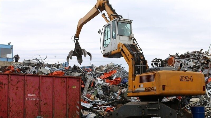Bagger auf dem Schrottplatz. – Bild: WDR/​wellenreiter.tv
