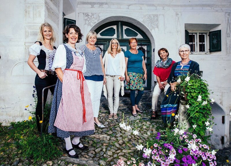 SRF bi de Lüt Landfrauenküche – Sarah Fahrni, Eriz BE Folge 1 Gruppenbild der Landfrauen: Sarah Fahrni, Regula Gysel, Suzanne Rusterholz, Esther Rindisbacher, Elsbeth Mathis, Barbara Bernegger, Iris Riatsch – Bild: SRF /​ Thomas Zueger