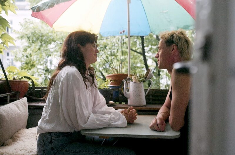 Anna König und Paul Hoepner sind über ein Jahr lang mit Kind auf einem Boot durch Europa gefahren. Was haben sie dabei über sich und ihre Beziehung gelernt? – Bild: weltrecorder