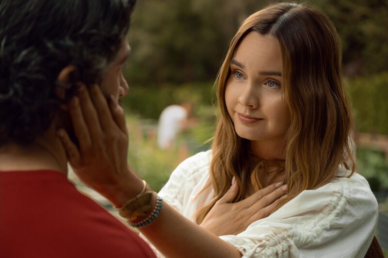 Nathan Bartlett (Chris Messina, l.); Tory Thompson (Liana Liberato, r.) – Bild: Peacock TV LLC /​ Colleen Hayes