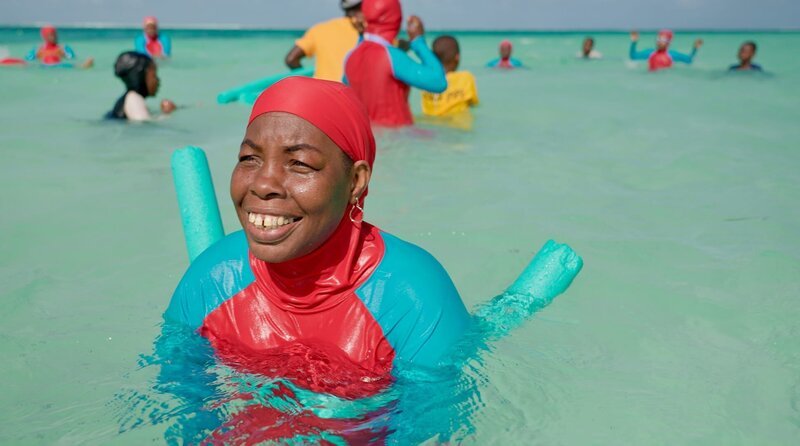 In Michamwi gibt es seit ein paar Jahren Schwimmunterricht, der bei den Frauen des Dorfes sehr beliebt ist. – Bild: NDR/​Henning Rütten