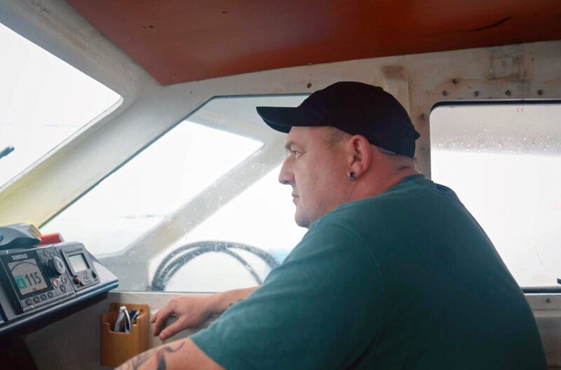 In der Normandie stehen die traditionellen Fischer wie Frédéric vor einer riesigen Herausforderung: Megatrawler mit Schleppnetzen machen ihnen die Fischbestände im Ärmelkanal streitig. – Bild: Together Media