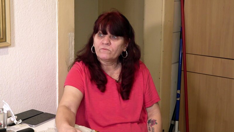 Petra würde gern ihre Schulden bei der Wohnungsbaugesellschaft loswerden. Auch, damit sie eine Chance auf eine größere, bezahlbare Bleibe bekommt. Aber die Rückstände von 4000 Euro kann die Bürgergeldempfängerin trotz TikTok-Einnahmen nicht bezahlen. – Bild: RTLZWEI