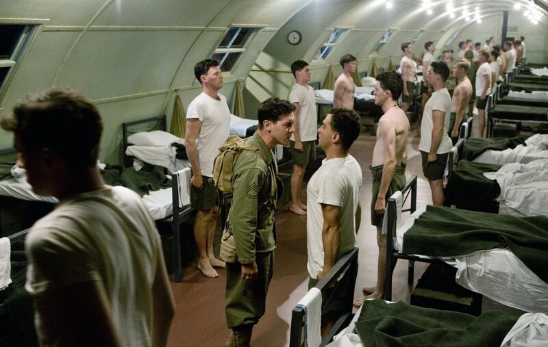 Auf der Marine Corps Base „Camp Pendleton“ bildet John Basilone (Jon Seda, M.) junge Marines für den Einsatz im Zweiten Weltkrieg aus. Doch dann wird auch er wieder ins Kriegsgetümmel geworfen … – Bild: Sky Atlantic