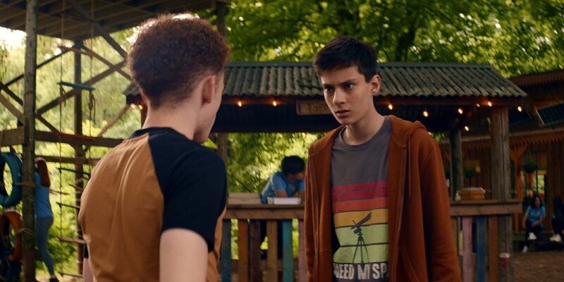 Elliot (D’Nico Greaves, l.) und Louis (Oliver Cunliffe) schmieden einen Plan, wie sie Fischer in eine Falle locken können. – Bild: ZDF/​Stefan Hill