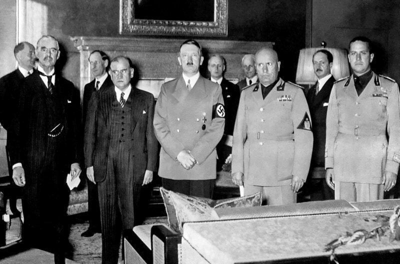 Neville Chamberlain, Édouard Daladier, Adolf Hitler und Benito Mussolini (v.l.) in München am 29. September. – Bild: Institut National De L’Audiovisuel Ina