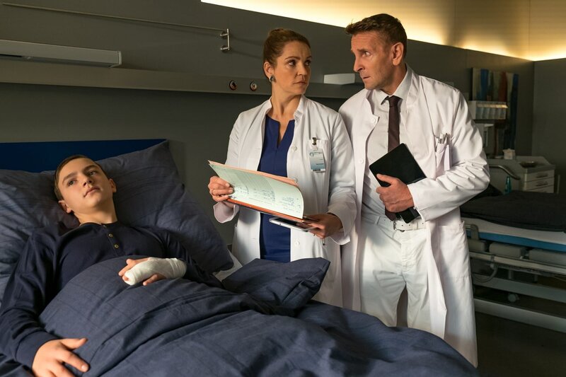 Als Patient treibt Jens-Torben (Luis Immanuel Rost, l.) seine Eltern Dr. Vera Fendrich (Rebecca Immanuel) und Dr. Alexander Kahnweiler (Mark Keller, r.) fast in den Wahnsinn. – Bild: ZDF und Erika Hauri.