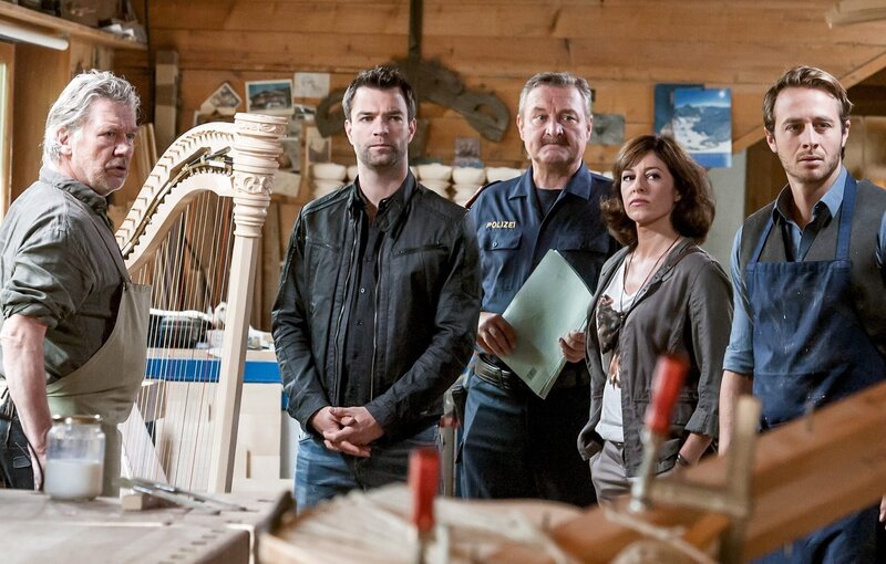 „Soko Kitzbühel“, „Blutsbande.“ Im abgelegenen Dorf Schneeleiten will die Wissenschaftlerin Marie Zimmermann ein ambitioniertes Projekt realisieren: Sie hat vor einen genetischen Stammbaum von Schneeleiten zu erstellen, um auf diese Weise exemplarisch die Herkunft und Durchmischung der Tiroler Bevölkerung zu dokumentieren. Dazu benötigt sie die DNA möglichst aller Dorfbewohner, stößt aber auf den erbitterten Widerstand. Vor allem Franz Wildauer, ein Harfenbauer, und Lutz Egger, der in jüngeren Jahren wegen Totschlags verurteilt worden war und als „Außenseiter“ bekannt ist, wehren sich vehement. Als die Wissenschaftlerin ermordet aufgefunden wird, sind aber nicht nur Egger und Wildauer verdächtig, es gerät gleich das ganze Dorf ins Visier der SOKO. Hat sich Marie Zimmermann Schneeleiten möglicherweise aus persönlichen Gründen für ihr Forschungsprojekt ausgesucht?Im Bild (v.li.): Bernd Tauber (Franz Wildauer), Jakob Seeböck (Lukas Roither), Ferry Öllinger (Kroisleitner), Julia Cencig (Nina Pokorny), Gabriel Raab (Jakob Wildauer). – Bild: ORF/​BEO-Film/​Stefanie Leo