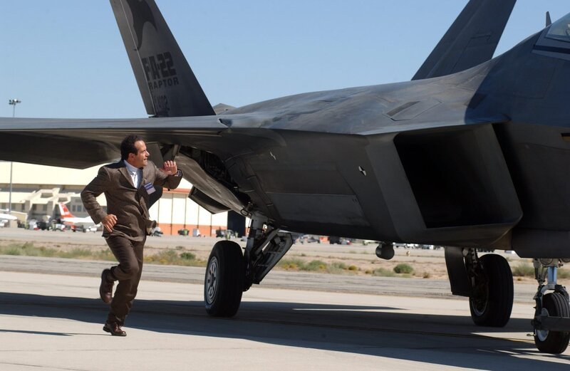 Fest davon überzeugt, dass Star-Astronaut Steve Wagner das ehemalige Las-Vegas Showgirl Joanne ermordet hat, läuft Monk (Tony Shalhoub) seinen Instinkten wortwörtlich nach. – Bild: ORF 1