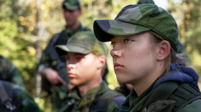 2017 wurde die Wehrpflicht in Schweden wieder eingeführt, weil das Land nicht genug Freiwillige für die Streitkräfte gewinnen konnte. Sie richtet sich an junge Erwachsene jeglichen Geschlechts.; ARD/​SWR WEHRPFLICHT IN SCHWEDEN: VORBILD FÜR DEUTSCHLAND?, am Sonntag (20.10.24) um 12:45 Uhr im ERSTEN. – Bild: SWR