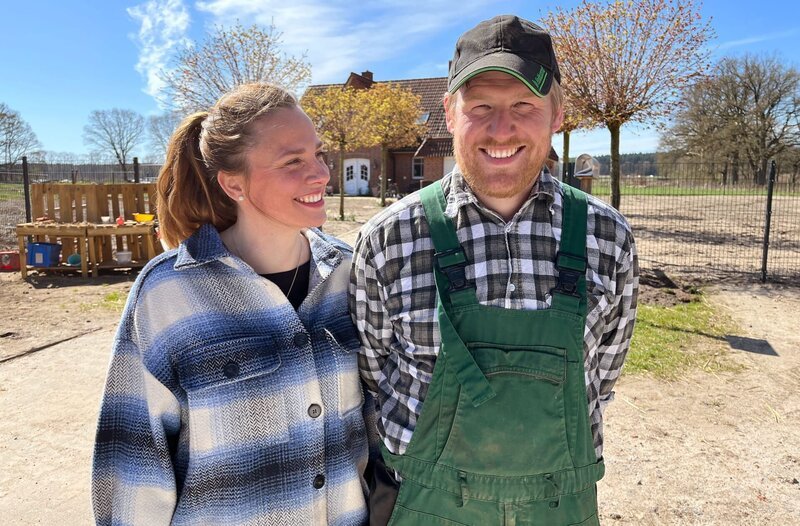 Das Ehepaar Jennifer und Sven Ole Johansson möchte mit Heumilch ihren Hof aus den Schulden holen. – Bild: NDR/Nora Schaefer Das Ehepaar Jennifer und Sven Ole Johansson möchte mit Heumilch ihren Hof aus den Schulden holen. – Bild: NDR/Nora Schaefer