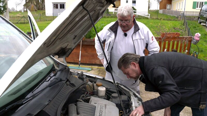Experte Det Mueller nimmt den Opel von Klaus genau in Augenschein – Bild: RTLZWEI