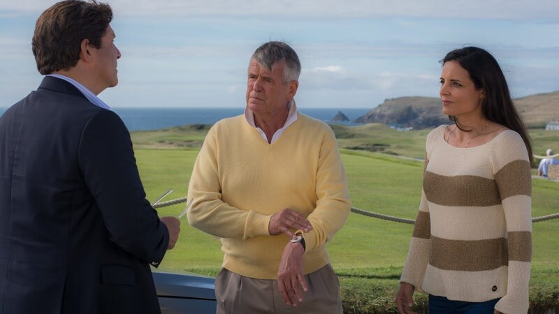 Anna möchte sich bei Peter entschuldigen. Da er nicht mehr an sein Telefon geht, fängt sie ihn auf dem Golfplatz ab. (v. li. n. re. Francis Fulton-Smith, Robert Cargill, Elisabeth Lanz) – Bild: port.hu