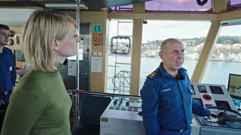 Korrespondentin Katharina Wagner an Bord eines Begleitschiffes am Bosporus. Die Meerenge gilt als einer der gefährlichsten Wasserstraßen der Welt. – Bild: ORF