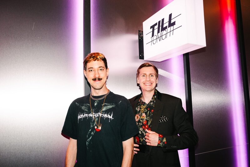 Der Moderator Till Reiners zusammen mit seinem Gast, dem Streamer und Webvideo-Produzenten Maximilian Knabe alias „HandOfBlood“. – Bild: ZDF
