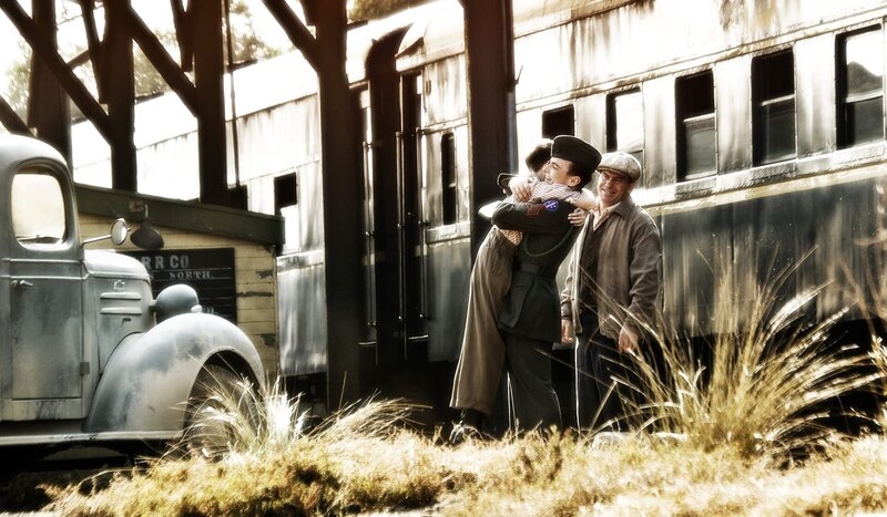 Daheim und äußerlich unversehrt: Burgin (Martin McCann, l.) und sein Vater (Keir Saltmarsh, r.) und sein Bruder (Haydon Bakker, l.) … – Bild: Sky Atlantic