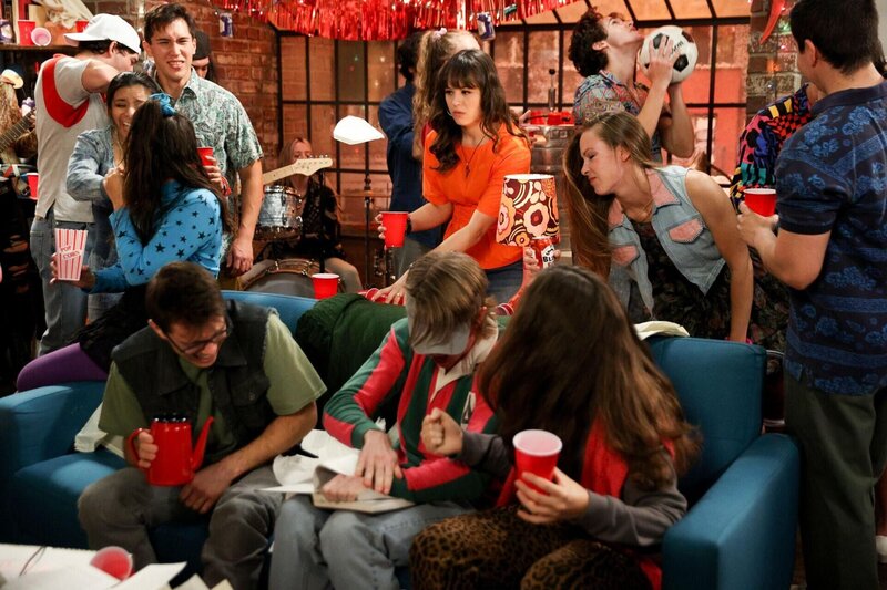 Erica Goldberg (Hayley Orrantia, Mitte) – Bild: 2021 American Broadcasting Companies, Inc. All rights reserved. /​ Raymond Liu Lizenzbild frei