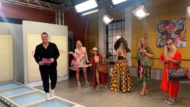 Die Teilnehmerinnen von Shopping Queen auf Mallorca. V.l.: Guido Maria Kretschmer, Tatjana, Sarah, Vanessa, Maria und Angela. – Bild: TVNOW /​ Constantin Ent.