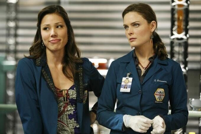 Angela (Michaela Conlin, l.) und Brennan (Emily Deschanel) sind irritiert. Ist der Tote doch nicht der, für den sie ihn gehalten haben? – Bild: port.de