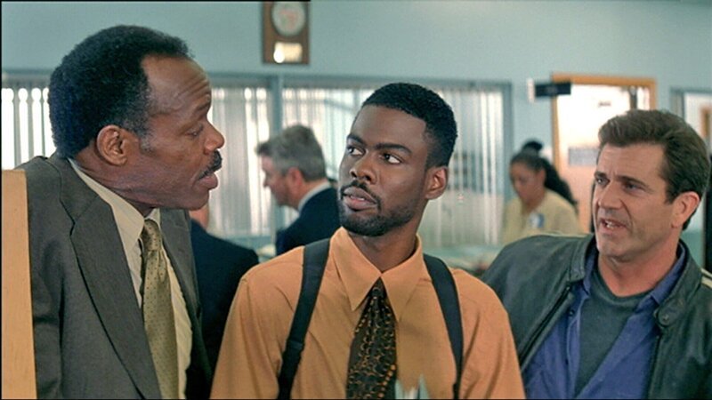 Zusammen mit Lee Butters (Chris Rock, Mitte) nehmen Riggs (Mel Gibson, re.) und Murtaugh (Danny Glover, li.) den Kampf mit einem chinesischen Triaden-Clan auf … – Bild: RTL II