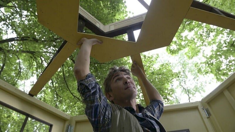 Wer, wenn nicht Fritz Fuchs (Guido Hammesfahr), kann einen neuen Kiosk bauen? Das Grundgerüst steht schon mal. – Bild: ZDF/​Antje Dittmann/​KiKA-Bildredaktion