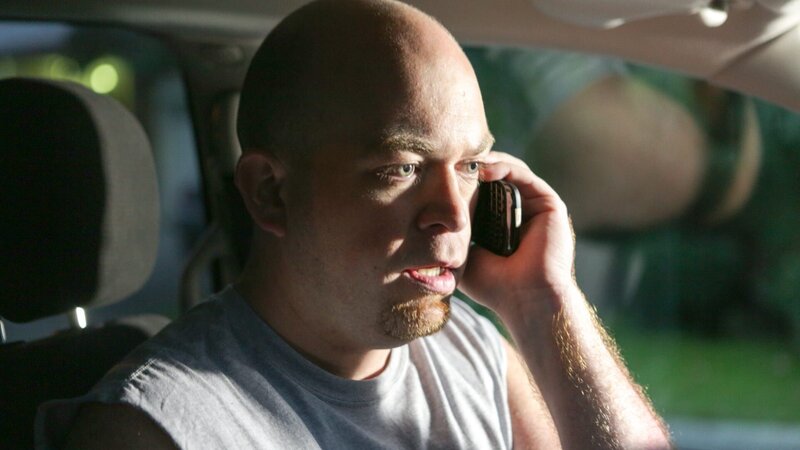 Chris on the phone in the car. – Bild: Discovery Communications