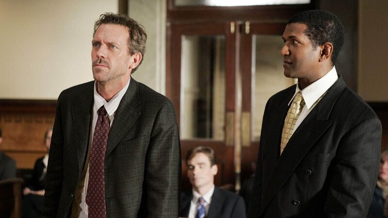 Dr. House (Hugh Laurie, l.) hat dem Patienten John Henry Giles das Leben gerettet, der jedoch verfügt hat, dass er nicht reanimiert werden will. Dafür zeigt Giles Freundin House an und er muss vor Gericht. (r. Rif Hutton als Lewis, M. Robert Sean Leonard als Dr. Jack Wilson) – Bild: RTL /​ © 2004 Universal Network Television LLC