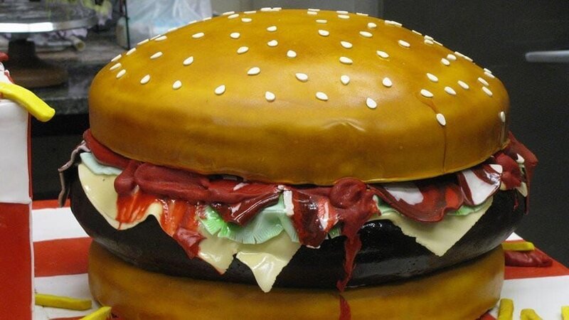 CU burger of cheeseburger cake. – Bild: Carlin Cwik /​ TLC /​ Discovery Communications Inc.