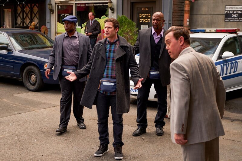 (v.l.n.r.) Captain Ray Holt (André Braugher); Jake Peralta (Andy Samberg); Terry Jeffords (Terry Crews); Charles Boyle (Joe Lo Truglio) – Bild: 2018 UNIVERSAL TELEVISON LLC. All rights reserved. /​ John P. Fleenor Lizenzbild frei