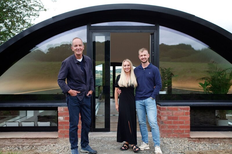 Kevin McCloud (l.) mit Rosa und Craig – Bild: RTL /​ Malgosia Lonsdale Photopraphy