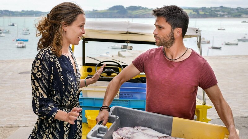 Ein Sommer in der Bretagne Begegnung am Quai: Kristin Suckow als Britta, Karim Chérif als Yves – Bild: SRF/​ZDF/​Florian Licht