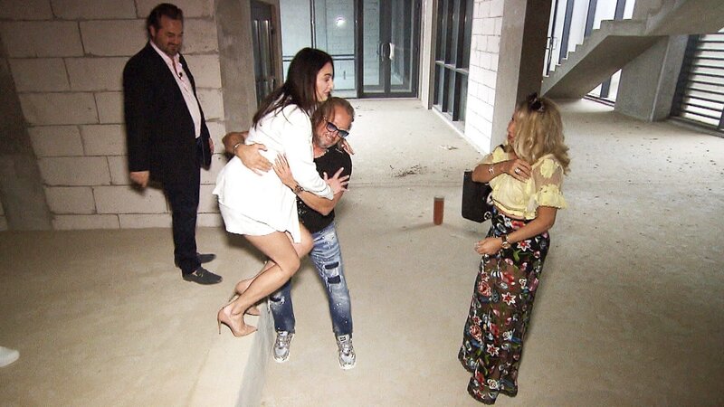 Robert kümmert sich aufopfernd um die Maklerin.. – Bild: RTLZWEI