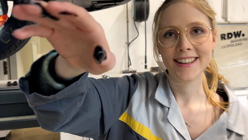 Lenas Hände sind nach der Arbeit am Auto ziemlich schmutzig. – Bild: ORF